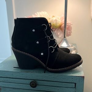 White mountain wedge booties